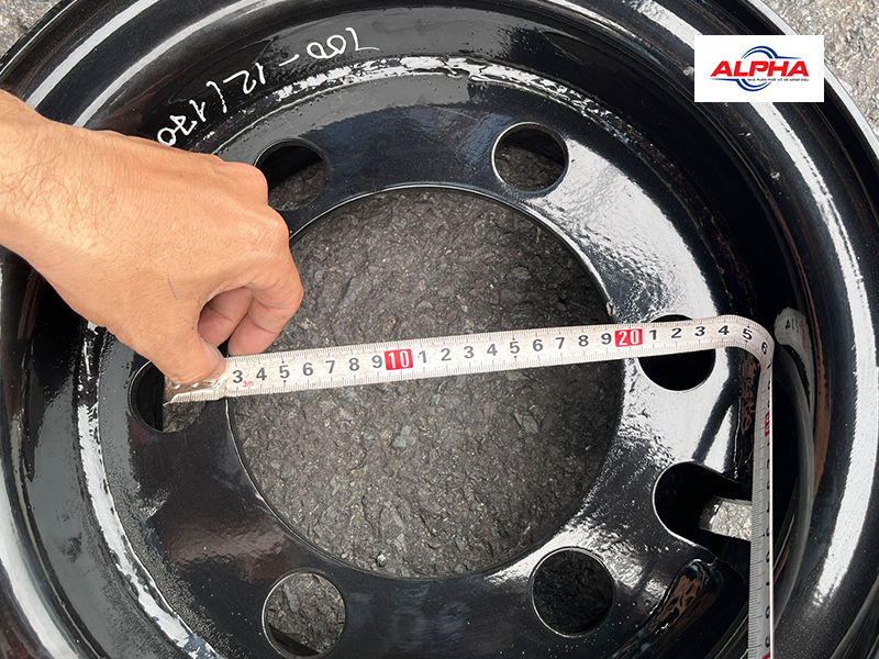 Khoảng cách 2 lỗ tắc kê đối diện