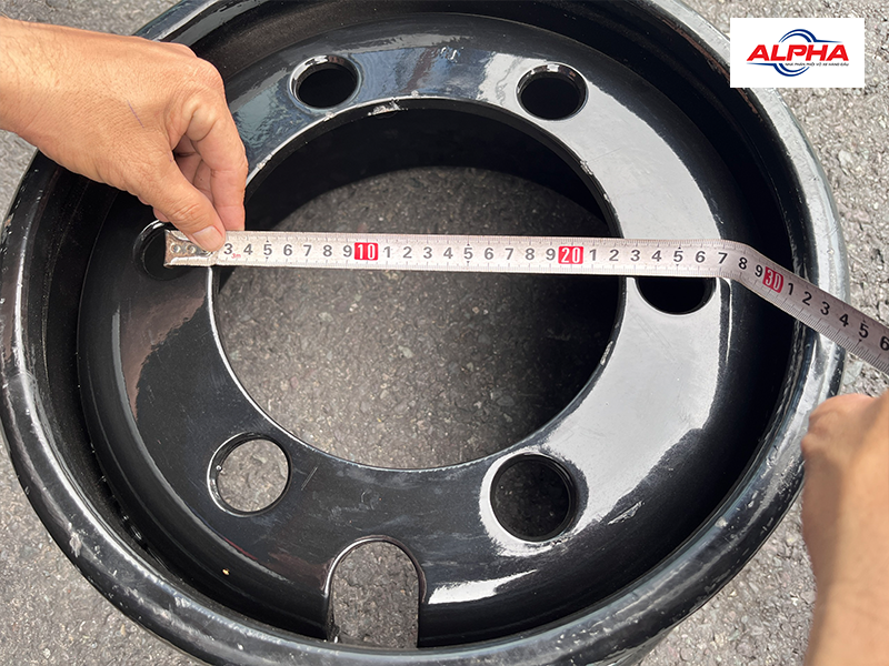 khoảng cách 2 lỗ tắc kê đối diện