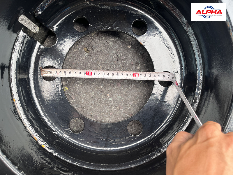 khoảng cách 2 lỗ tắc kê đối diện