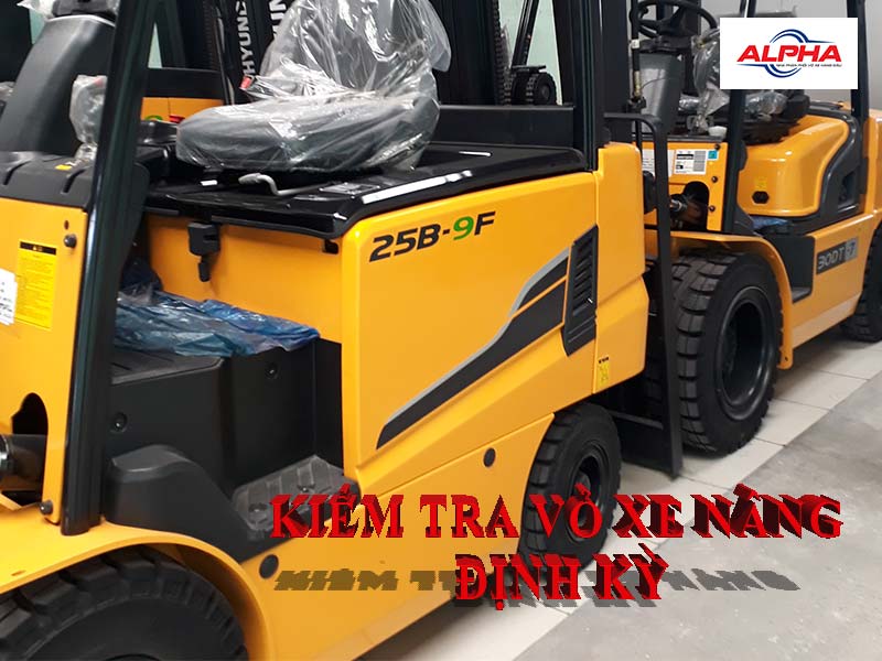 Kiểm tra lốp xe nâng định kỳ