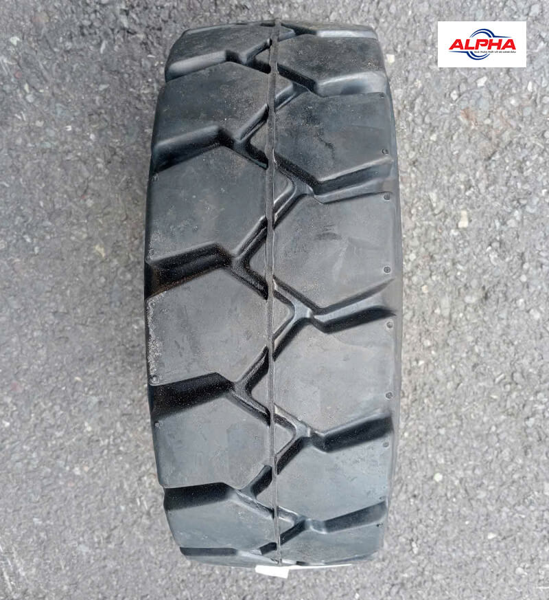 Cận cảnh vỏ lốp 16x6-8 Trelleborg