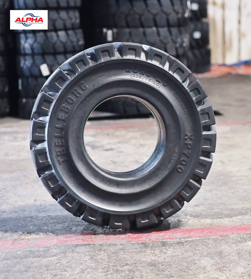 Cận cảnh vỏ xe nâng Trelleborg 23x9-10 tại kho Alpha