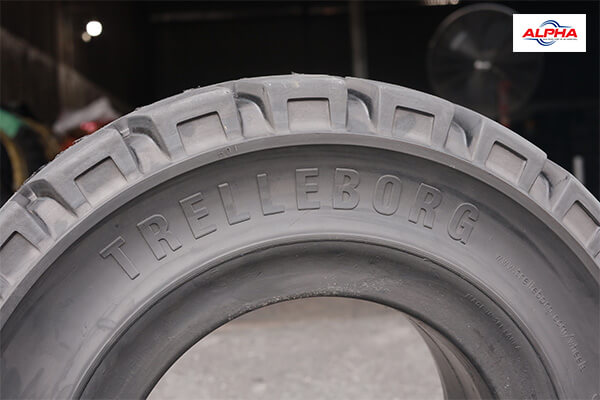 Cận cảnh vỏ xe nầng Trelleborg 300-15 nhập khẩu chính hãng
