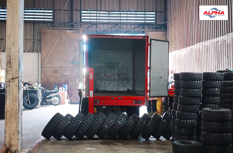 Alpha là đơn vị cung cấp vỏ xe nâng Trelleborg 700-12 uy tín